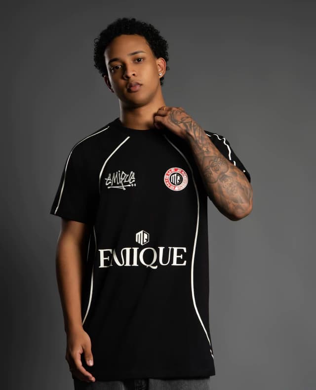 Camiseta Emique Club Camiseta Preta